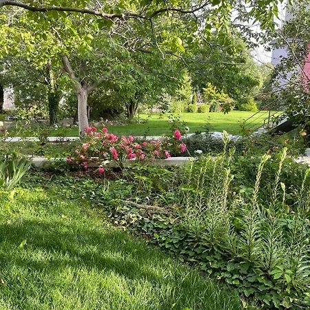 Peaceful Summer House With Garden Near The Kabakum , Варна