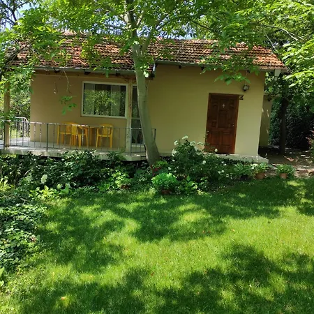 Peaceful Summer House With Garden Near The Kabakum , Варна