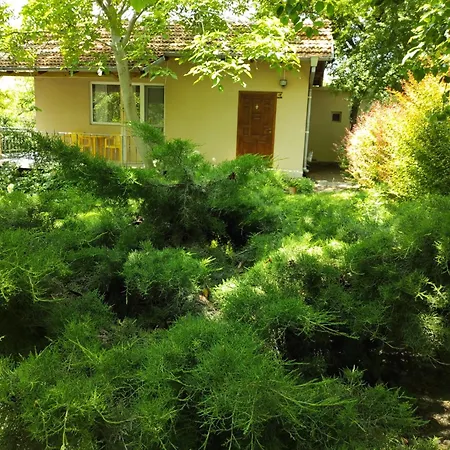 Peaceful Summer House With Garden Near The Kabakum , Hébergement de vacances
