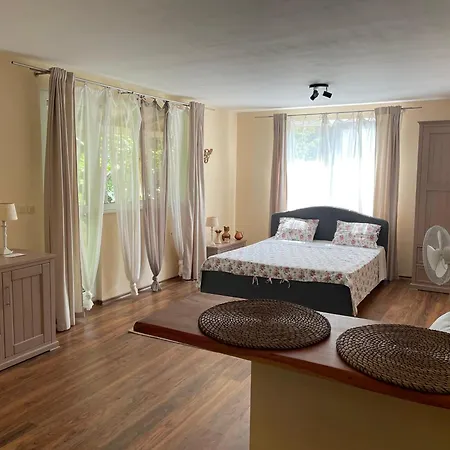 Peaceful Summer House With Garden Near The Kabakum ,