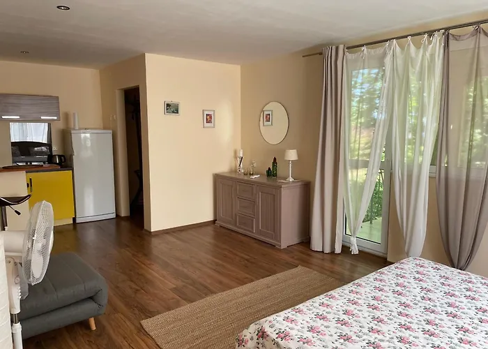 Semesterbostad A Charming And Peaceful Summer 400m From The Sea